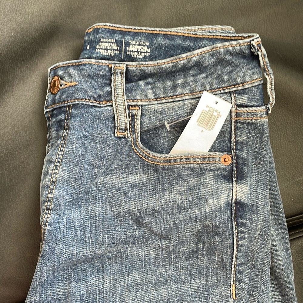 Old navy high rise rockstar super skinny size 4 jeans with secret smooth pockets